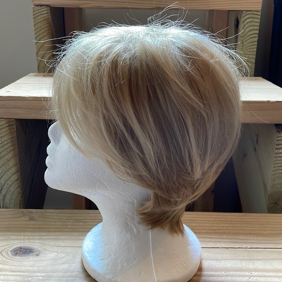 NWT 9” sassy blonde mix wig very short mens women’s unisex side or no parting - Picture 12 of 16